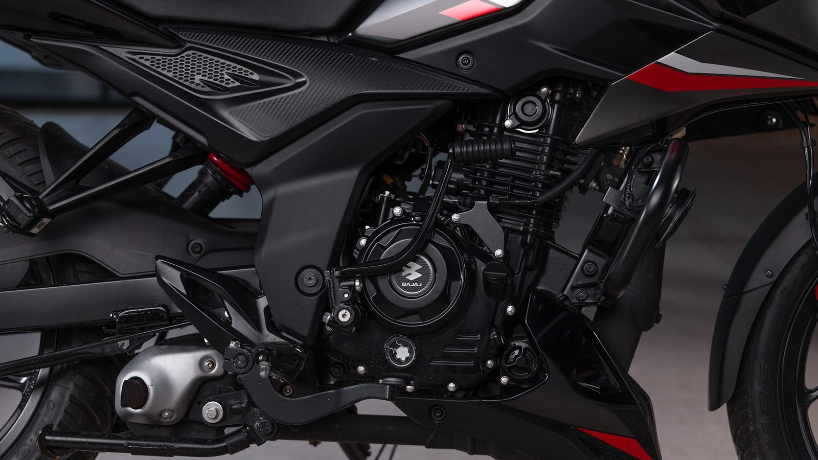 Detalhe do motor 149,5 cc da Bajaj Pulsar N150